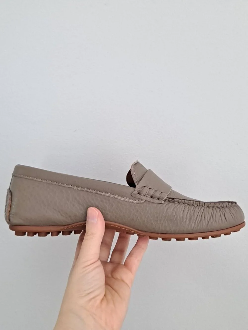 New without tags Aquatalia Taupe Grey Leather Driving Loafers 8.5